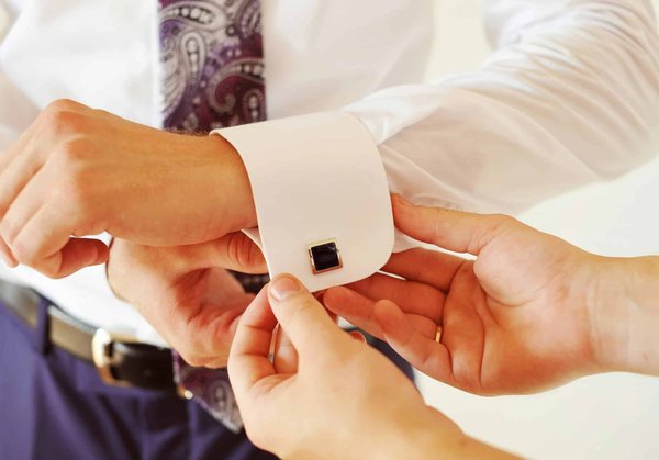 How to Choose the Right Type of Cufflinks for a Feminine Business Suit?